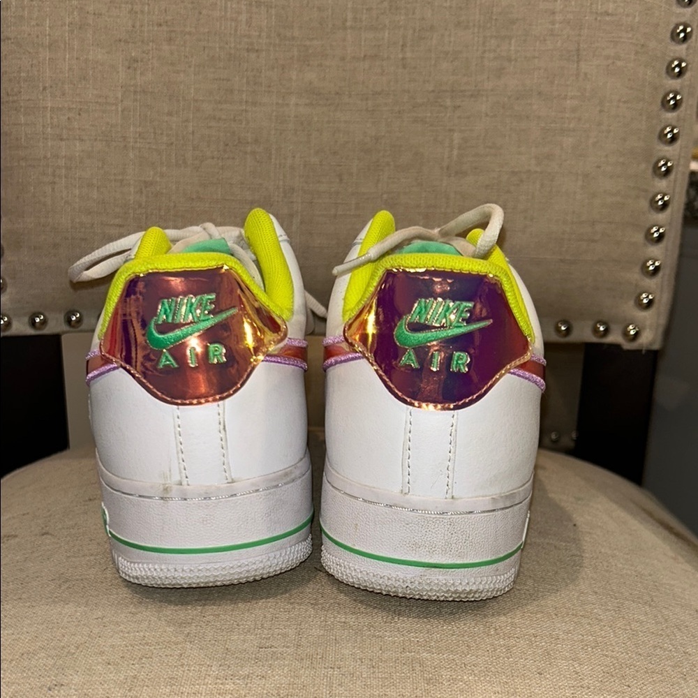 Nike Women’s White and Purple Sneakers - Picture 6 of 9